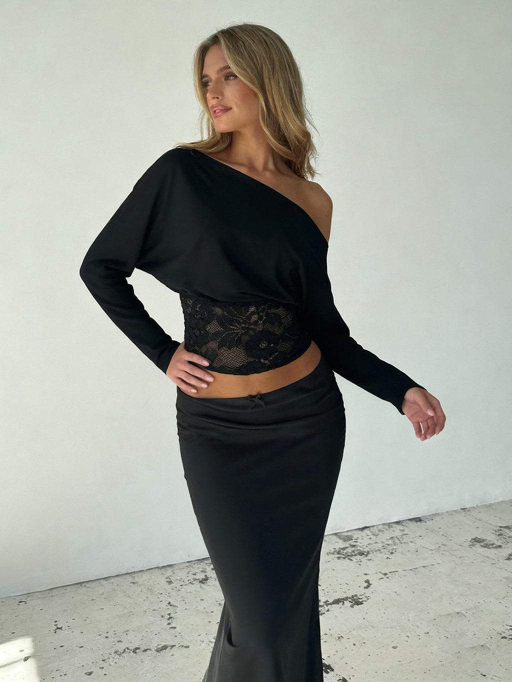 Elegant Off-Shoulder Lace Trim Slim Long Sleeve T-Shirt